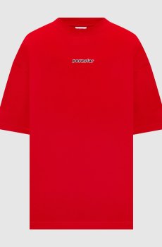 Красная футболка с принтом