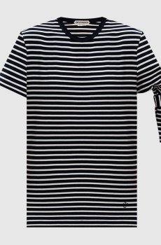 Синяя футболка в полоску