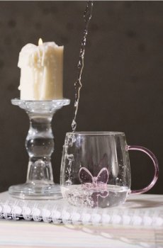 Скляна кружка з метеликом - різнобарвний