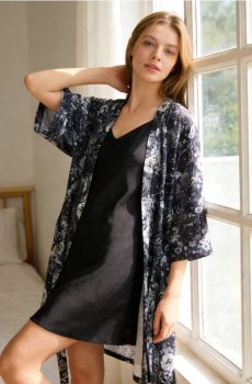 Жіночий халат із поясом на талії - чорний