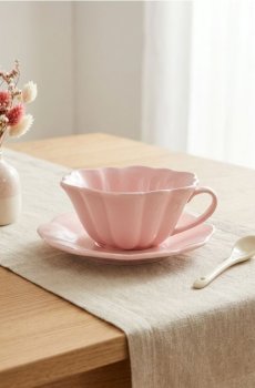 Керамічна чашка з блюдцем хвилястої, квіткової форми - пастельний рожевий