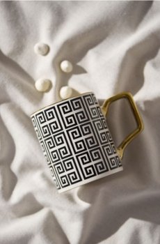 Керамічне горнятко з геометричним візерунком і золотою ручкою - чорний