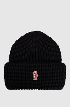 Черная шапка из шерсти с эмблемой