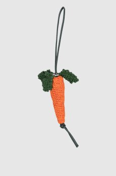 Вязаный брелок для сумки в форме моркови