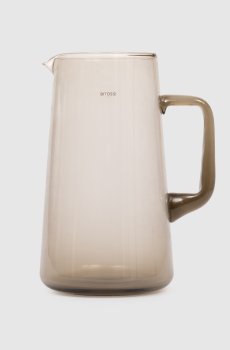 Коричневый стеклянный кувшин