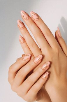 Штучні нігті у формі мигдалю - золотий