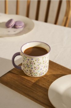 Керамічний кухоль з квітковим мотивом - фіолетовий