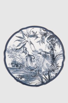 Белая фарфоровая обеденная тарелка