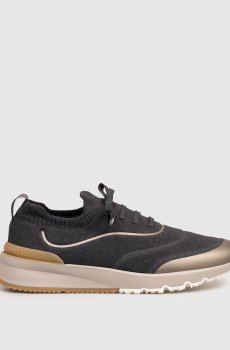 Серые кроссовки