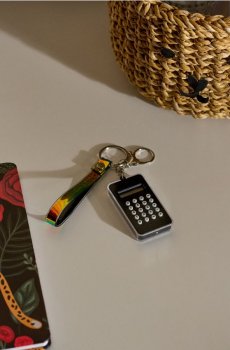 Брелок із калькулятором і лабіринтом на звороті - чорний