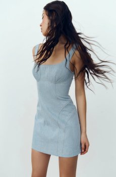 Блакитна джинсова сукня міні із моделюючими швами