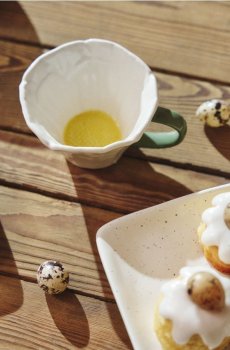 Керамічна чашка з квітковим мотивом - білий