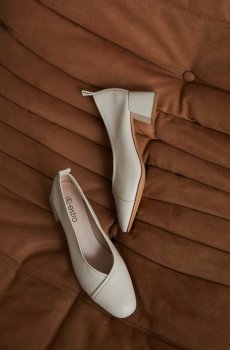 Туфлі-човники шкіряні молочні Estro ER00112662