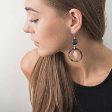 Серьги с кианитом, лунным камнем и слоновой костью 141с19 Серьги с кианитом, лунным камнем и слоновой костью 141с19