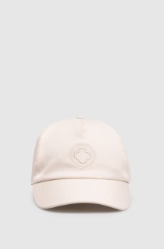 Белая кепка с вышивкой эмблемы