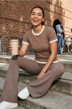 Ребриста basic футболка з контрастною окантовкою та домішкою віскози - кавовий