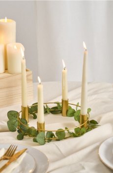 Декоративний свічник з металевою рамкою та рослинними акцентами - золотий