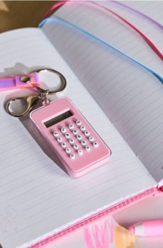 Брелок із калькулятором і лабіринтом на звороті - пастельний рожевий