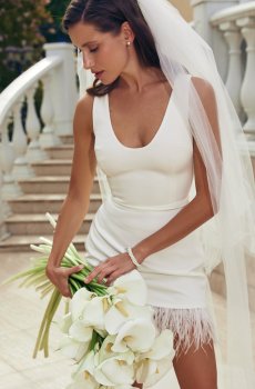 Сатинова сукня міні з пірям