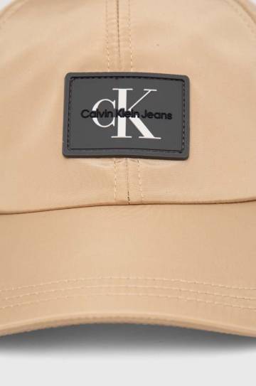 Кепка Calvin Klein Jeans цвет бежевый с аппликацией Кепка Calvin Klein Jeans цвет бежевый с аппликацией