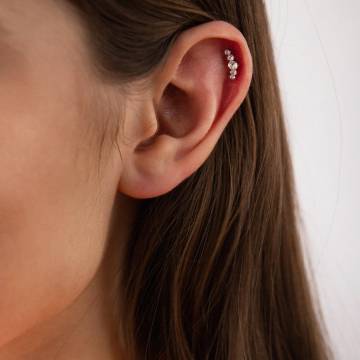 Одиночная серебряная серьга в хрящ ушка (фианиты) 40001 Одиночная серебряная серьга в хрящ ушка (фианиты) 40001