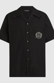Черная рубашка с геральдической нашивкой логотипа