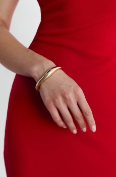 Золотистий браслет заокругленої форми