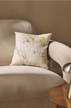 Декоративна подушка з вишитими квітами та написом - різнобарвний