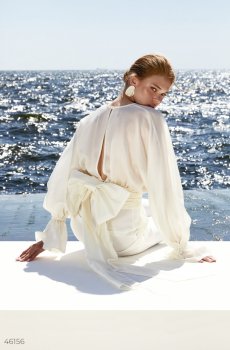 Молочна блуза з бантом на спині