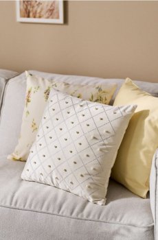 Наволочка з цирконіями та перлинками - кремовий