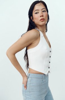 Молочний жилет на кнопках із деніму