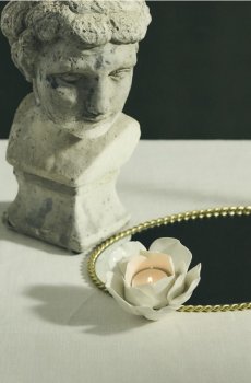 Підсвічник у формі півонії - білий