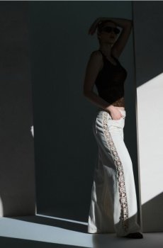 Джинси wide leg із середньою посадкою та ажурним оздобленням штанини - нюдовий