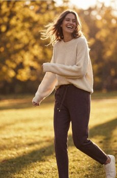 Брюки-сигарети з трикотажу з віскозою - темно коричневий