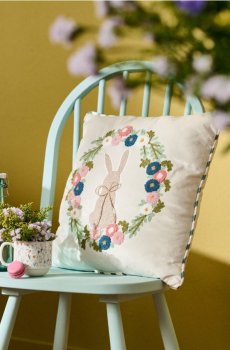Великодня подушка з вишитим вінком і кроликом - різнобарвний