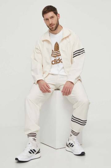 Спортивные штаны adidas Originals цвет бежевый с аппликацией Спортивные штаны adidas Originals цвет бежевый с аппликацией