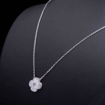 Серебряное колье "Клевер" с фианитом и перламутром 18347 Серебряное колье "Клевер" с фианитом и перламутром 18347