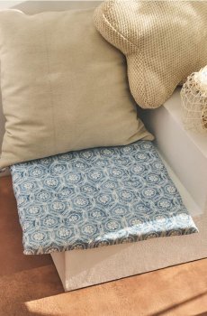 Подушка на стілець з квітковим мотивом - блакитний