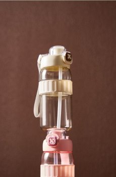 Пляшка для води з ручкою та соломинкою - кремовий