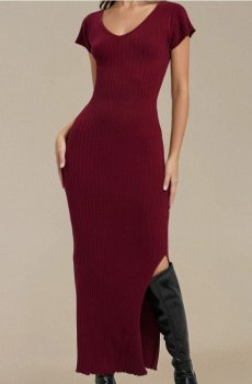 Облягаюча вязана сукня міді - бордовий