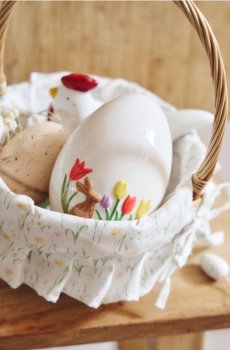 Великодня декорація у формі яйця із зображенням зайця та квітів - різнобарвний