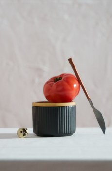 Рифлений керамічний контейнер для їжі з бамбуковою кришкою - чорний