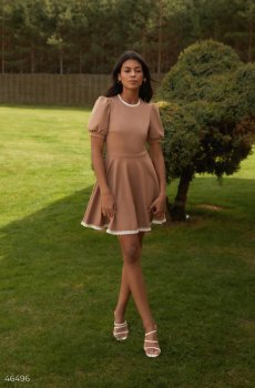 Бежева сукня міні з контрастним мереживом