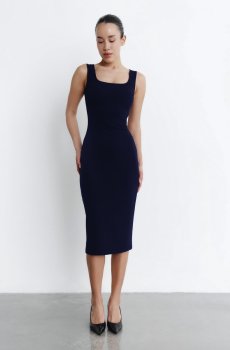 Синя трикотажна сукня міді на широких бретелях