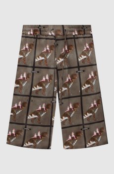 Шорты цвета хаки в брендовый принт
