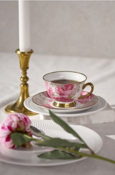 Чашка з блюдцем із квітковим візерунком і золотим оздобленням - рожевий