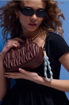 В’язаний гачком (crochet) брелок з квітковим мотивом - різнобарвний