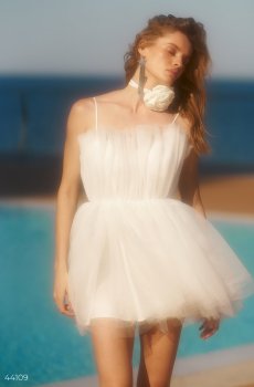 Молочна фатинова сукня