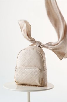 Рюкзак зі стьобаним візерунком і золотим ланцюжком - кремовий