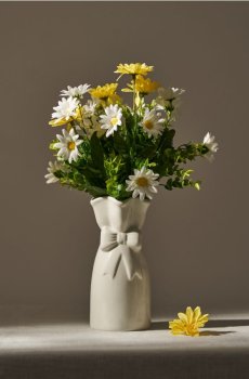Букет декоративних квітів - світло-жовтий
